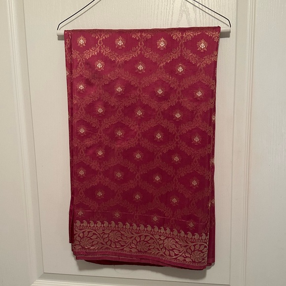 Elegant Pink and Gold Patterned Saree w Skirt & Blouse - Picture 7 of 10